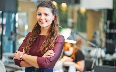 young-charming-smiling-woman-owner-of-the-beauty-salon-nail-bar-concept-of-own-small-business_t20_P16JxQ